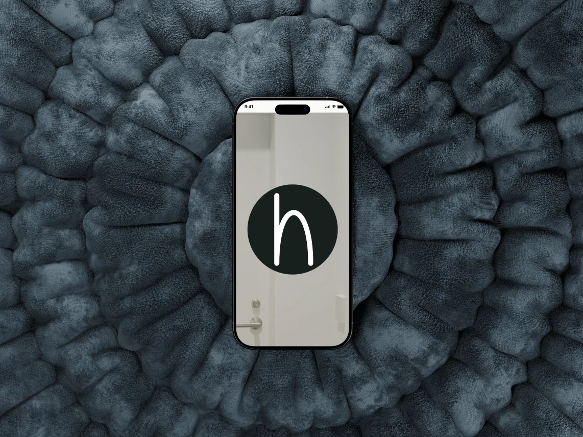 La app Here en un móvil sobre una superficie de piedra
