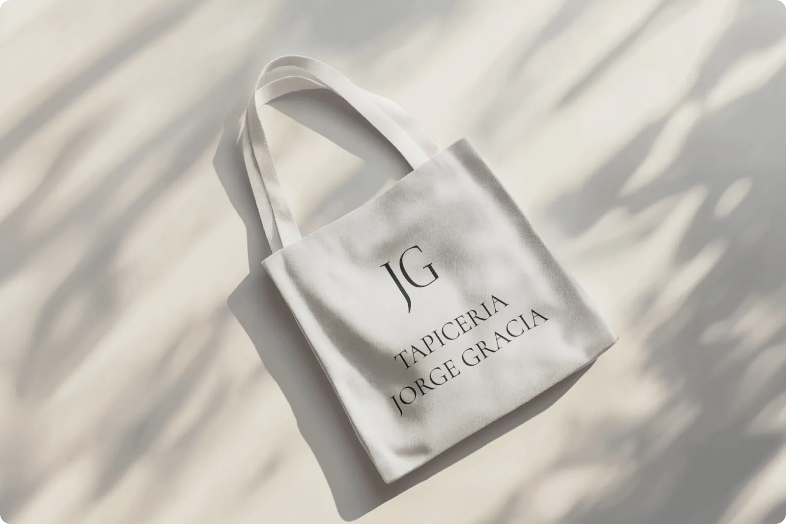 Bolsa de tela con el logo de Tapicería JG